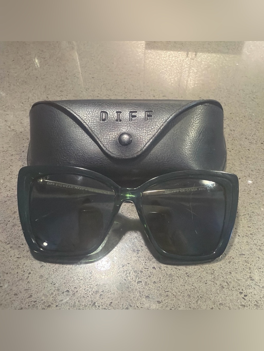 Diff Eyewear Women's Dark Green Square Sunglasses with Case